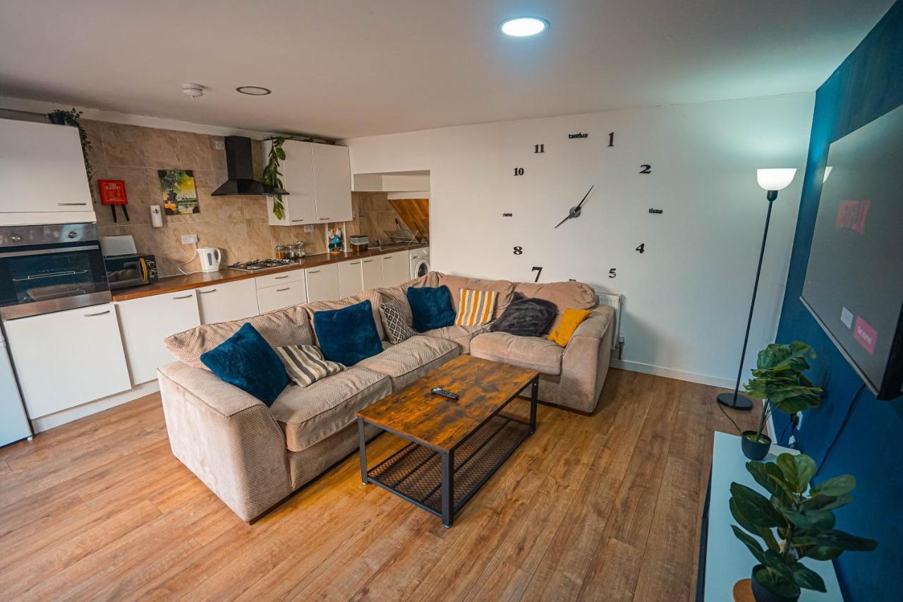 Apartment Private And Spacious 2 Bedroom House - Free Parking! *