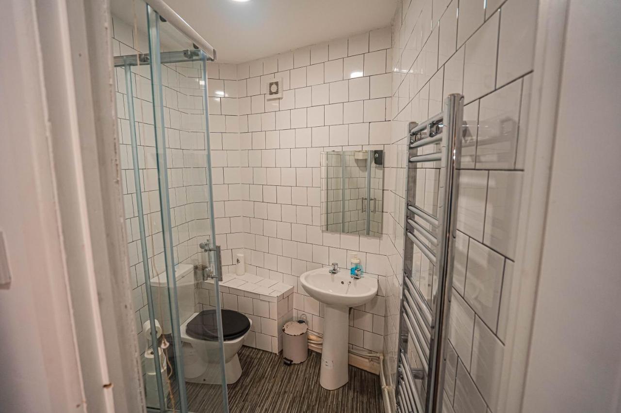 Private And Spacious 2 Bedroom House - Free Parking! Apartment *