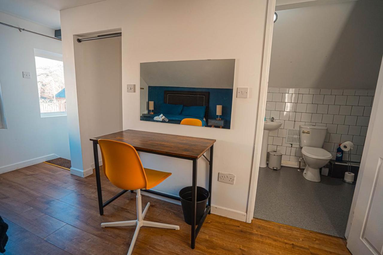 Private And Spacious 2 Bedroom House - Free Parking! Apartment