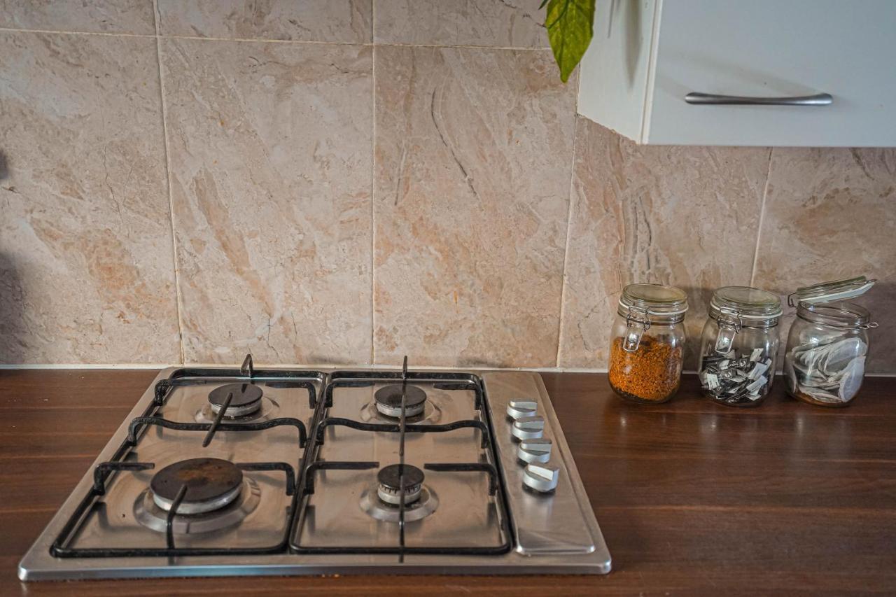 Private And Spacious 2 Bedroom House - Free Parking! Apartment *