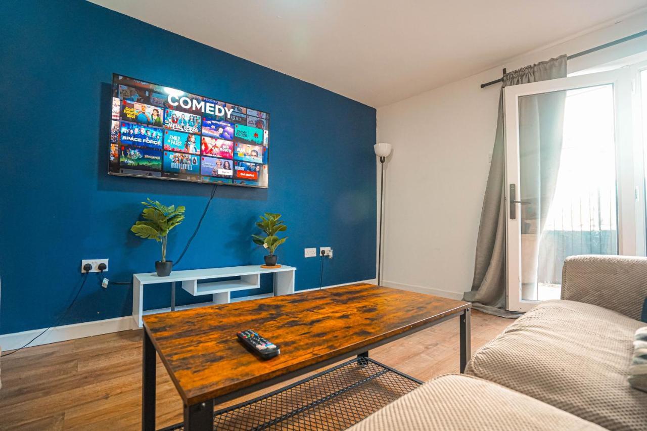 Private And Spacious 2 Bedroom House - Free Parking! Apartment